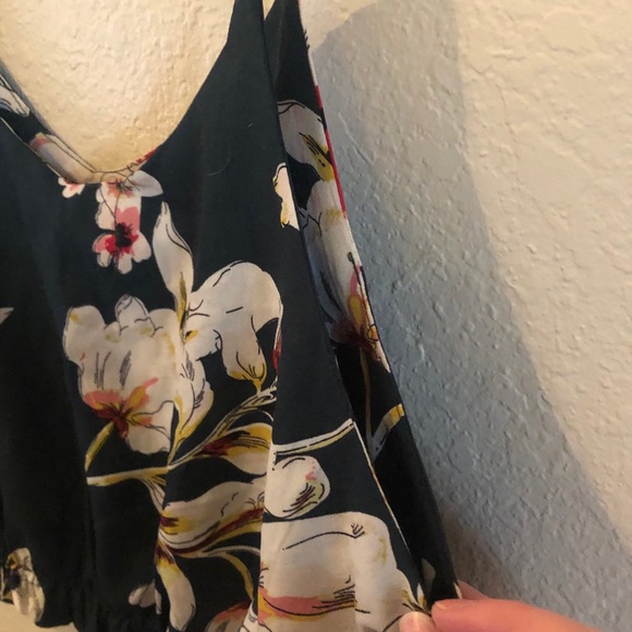 ⚡️Floral light weight crop tank top - Picture 3 of 3